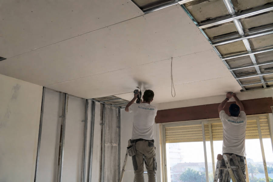 Dois trabalhadores a instalar placas de pladur