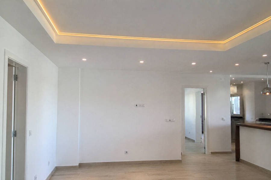 Barramento e pintura de pladur numa nova parede instalada numa casa