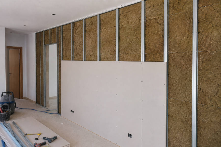 Trabalhos de insonorização numa sala de estar utilizando placas de pladur e lã de rocha