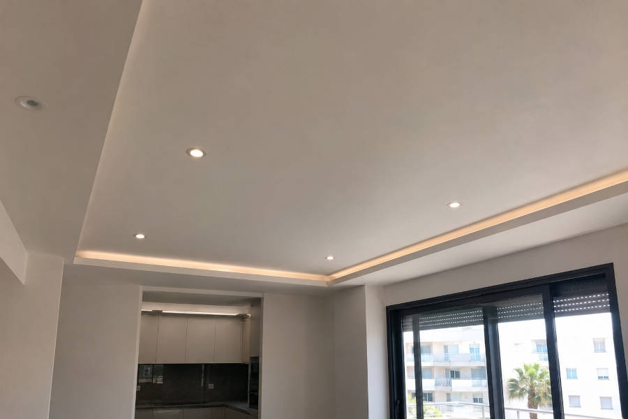 Teto falso moderno em pladur com iluminação, instalado num apartamento