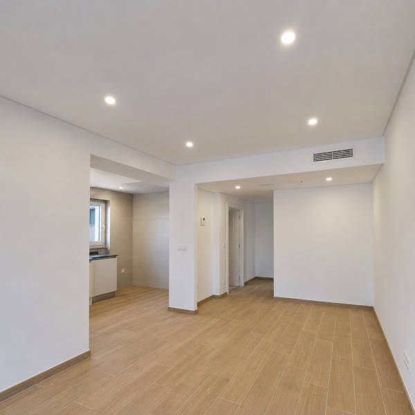 Sala de estar de um pequeno apartamento que acaba de ser remodelado com placas de pladur