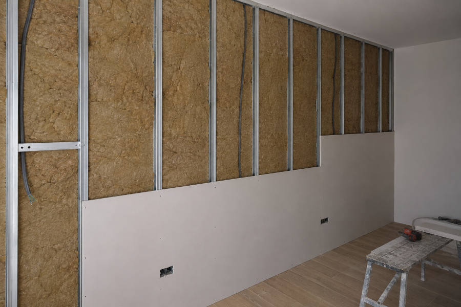 Lã de rocha no interior de uma parede de gesso cartonado para garantir o isolamento acústico