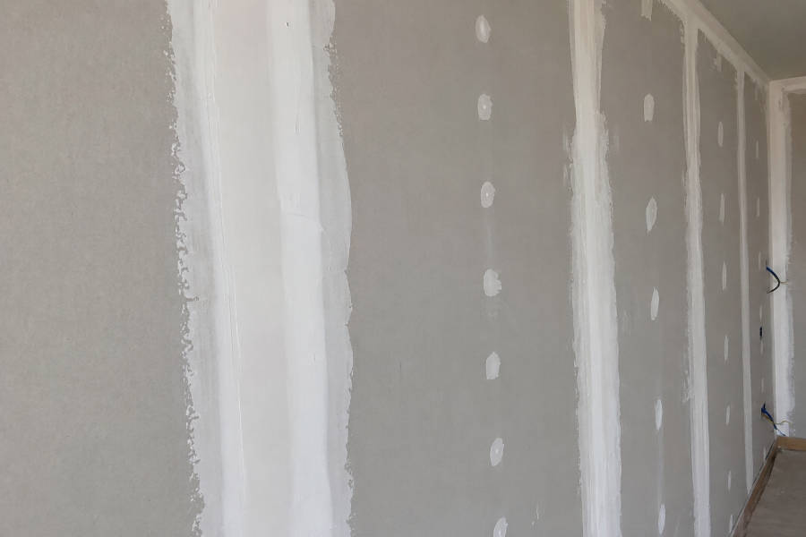 Barramento de uma parede divisória de gesso cartonado