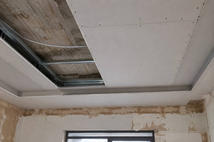 Falso tecto de gesso cartonado ainda por terminar