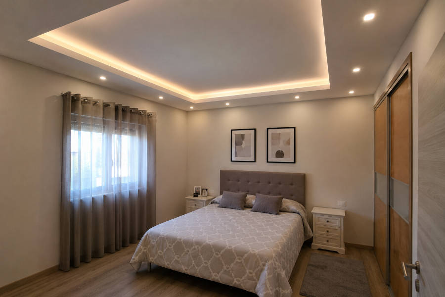Teto falso moderno e elegante em pladur, com iluminação instalada num quarto