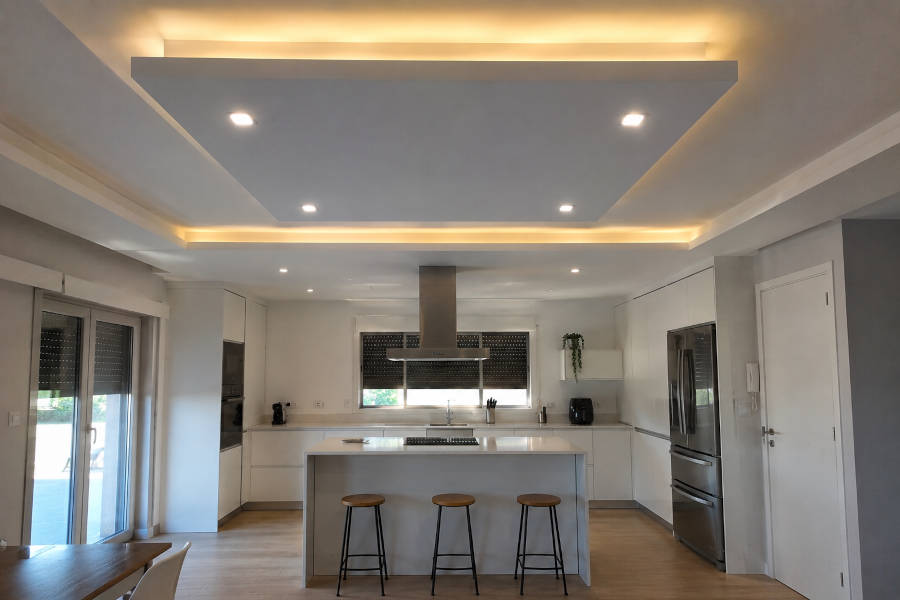 Tecto falso em pladur com iluminação, de aspeto moderno e elegante, instalado numa cozinha